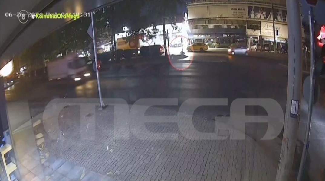 Λεωφόρος Αθηνών: Τα Ι.Χ. προσπερνούσαν την 17χρονη που είχε παρασυρθεί στο οδόστρωμα (video)