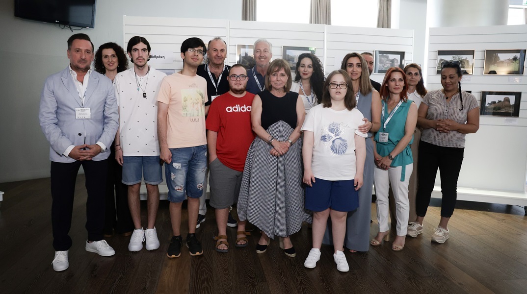 Σε έκθεση φωτογραφίας μαθητών του Ειδικού Σχολείου και του ΕΕΕΕΚ ξεναγήθηκε η Κατερίνα Σακελλαροπούλου
