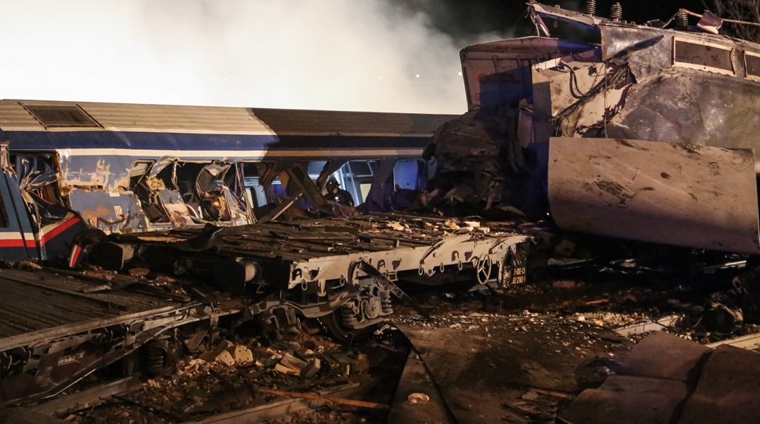 Τέμπη: «Πυρά» ΠΑΣΟΚ και ΣΥΡΙΖΑ με αφορμή τον εντοπισμό του κοντέινερ της εμπορικής αμαξοστοιχίας