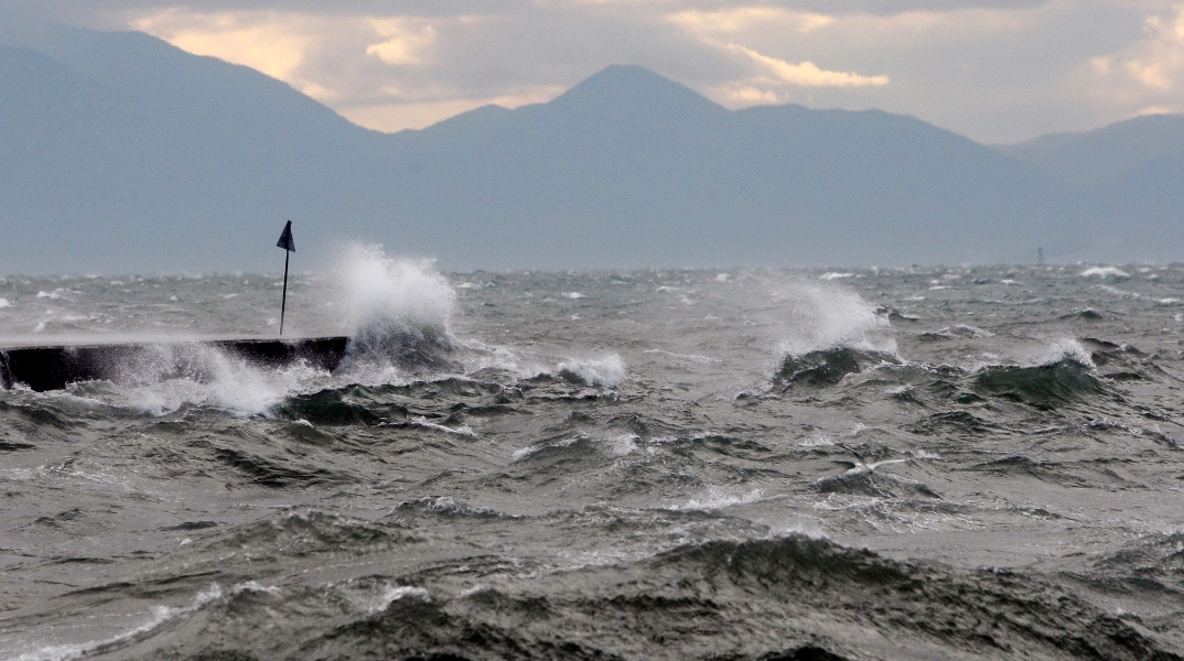 Αίθριος θα είναι ο καιρός σήμερα Κυριακή με θυελλώδεις ανέμους