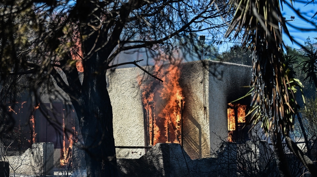 σπιτι που καιγεται