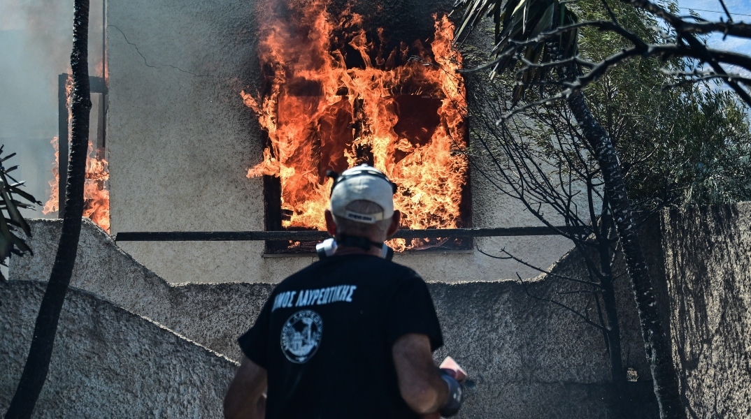 πυροσβεστης, φωτια, σπιτι