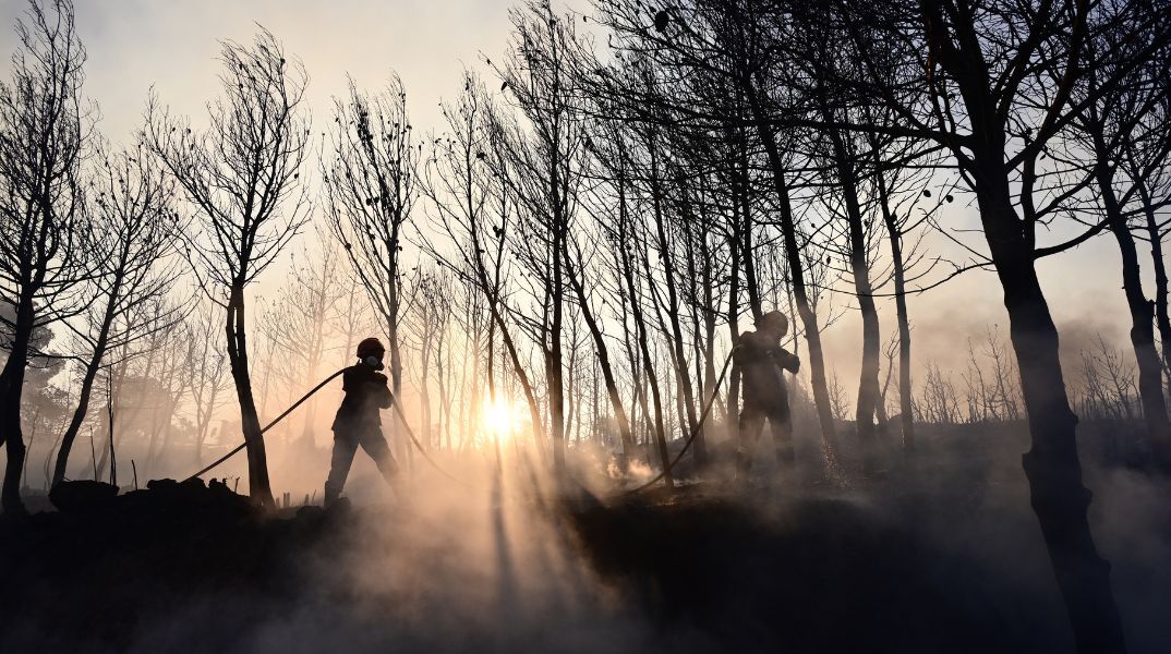Σε επιφυλακή παραμένουν οι δυνάμεις της πυροσβεστικής στην Κερατέα 