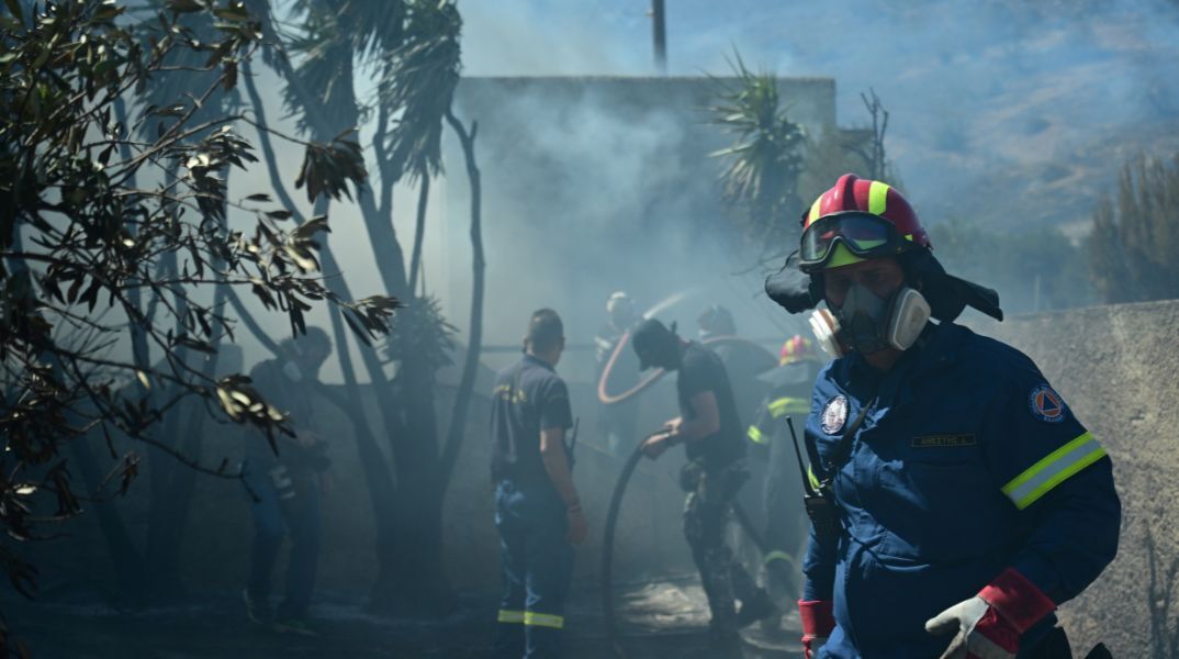 Η δασική φωτιά στη Σταμάτα είναι κοντά σε σπίτια 