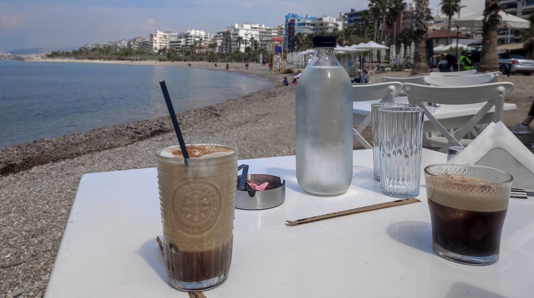 Επιστρέφει ο ΦΠΑ στο 24% για τον σερβιριζόμενο καφέ 