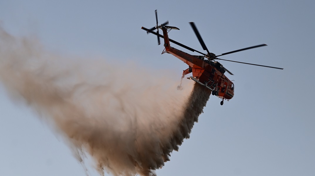 Ελικόπτερο επιχειρεί σε φωτιά