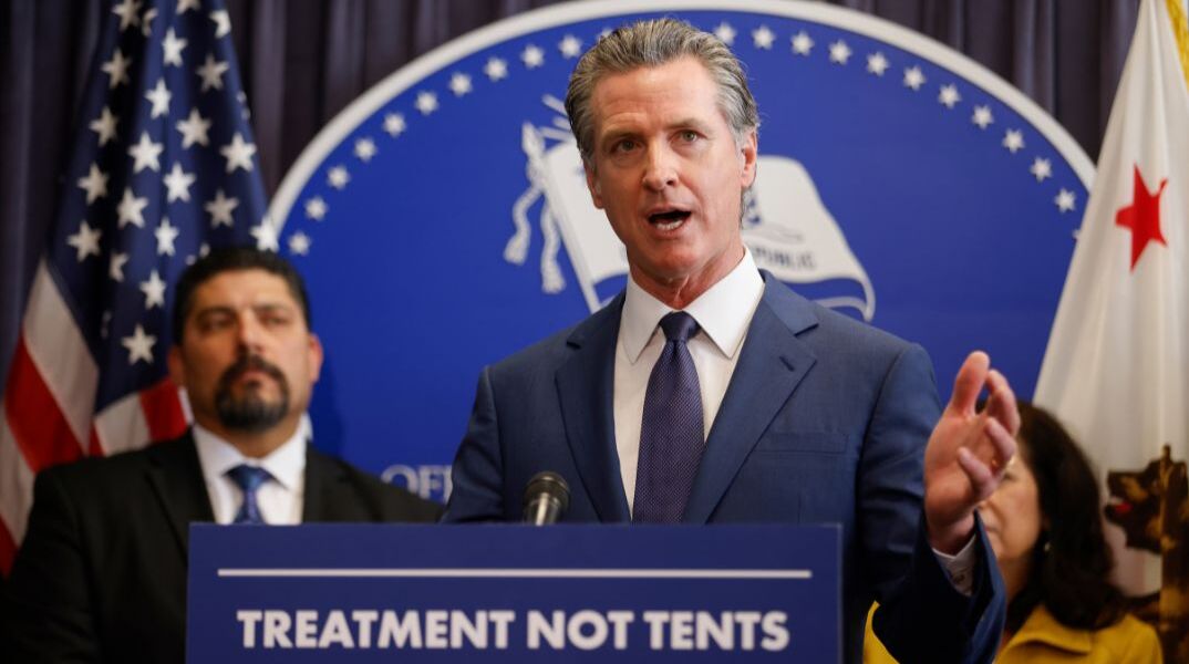 Γκάβιν Νιούσομ: Το όνομα που σιγοψιθυρίζουν οι περισσότεροι Δημοκρατικοί