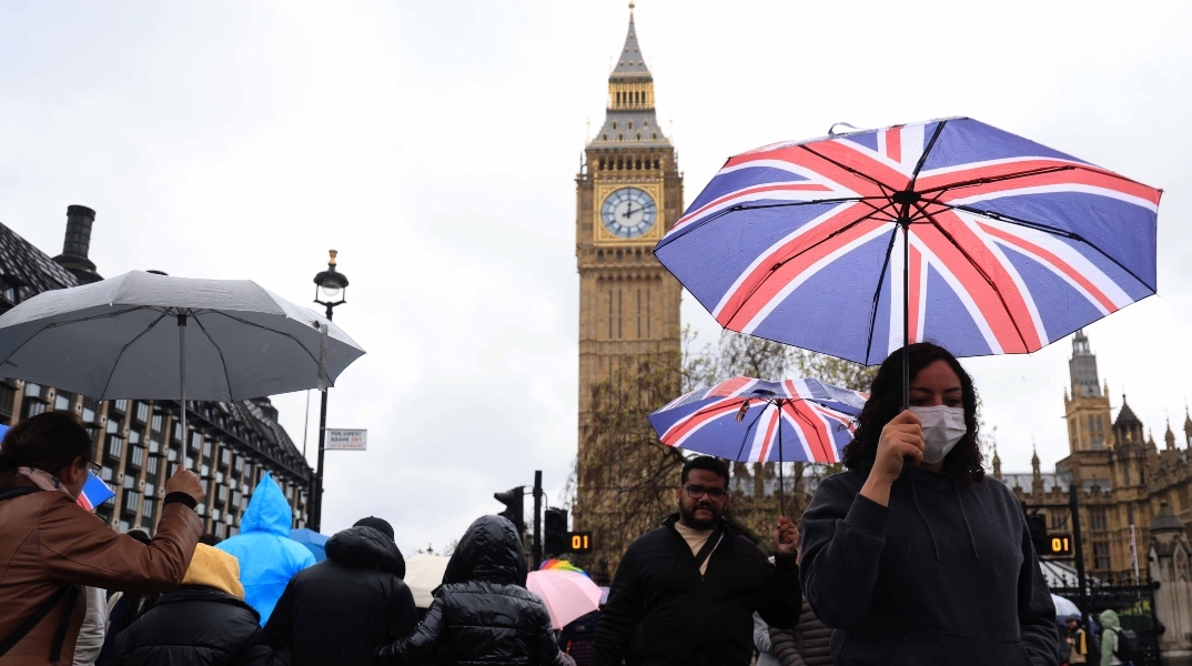 βρετανοι πολιτες μπροστα στο Μπακινγκχαμ