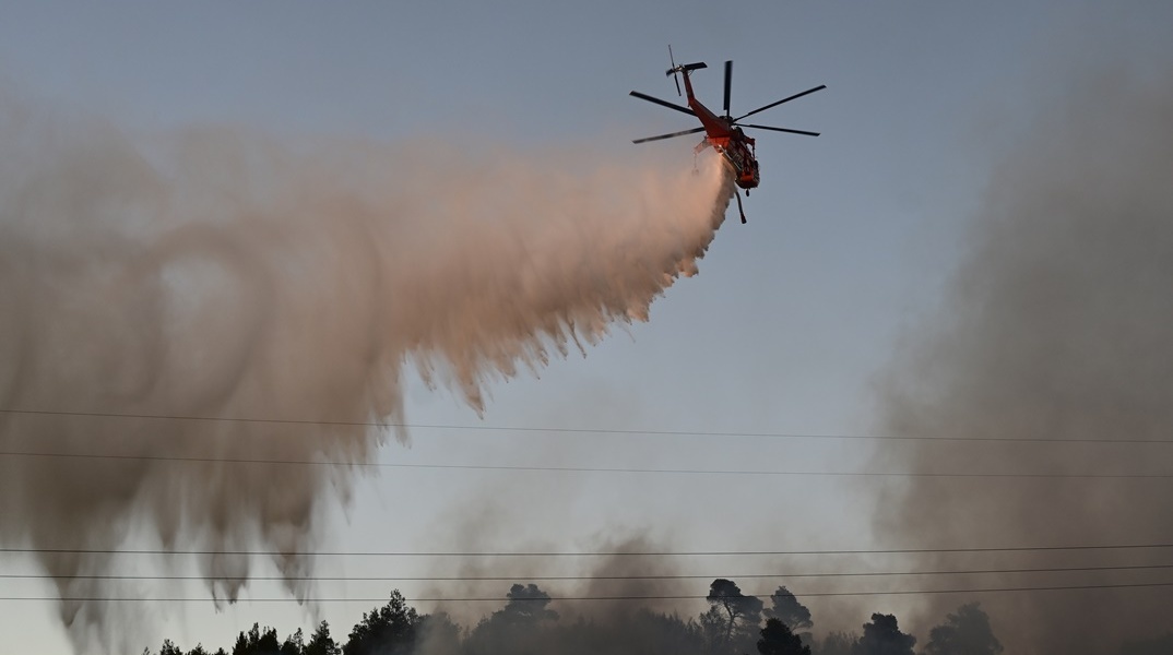 Στιγμιότυπο από κατάσβεση δασικής πυρκαγιάς στην Ελλάδα