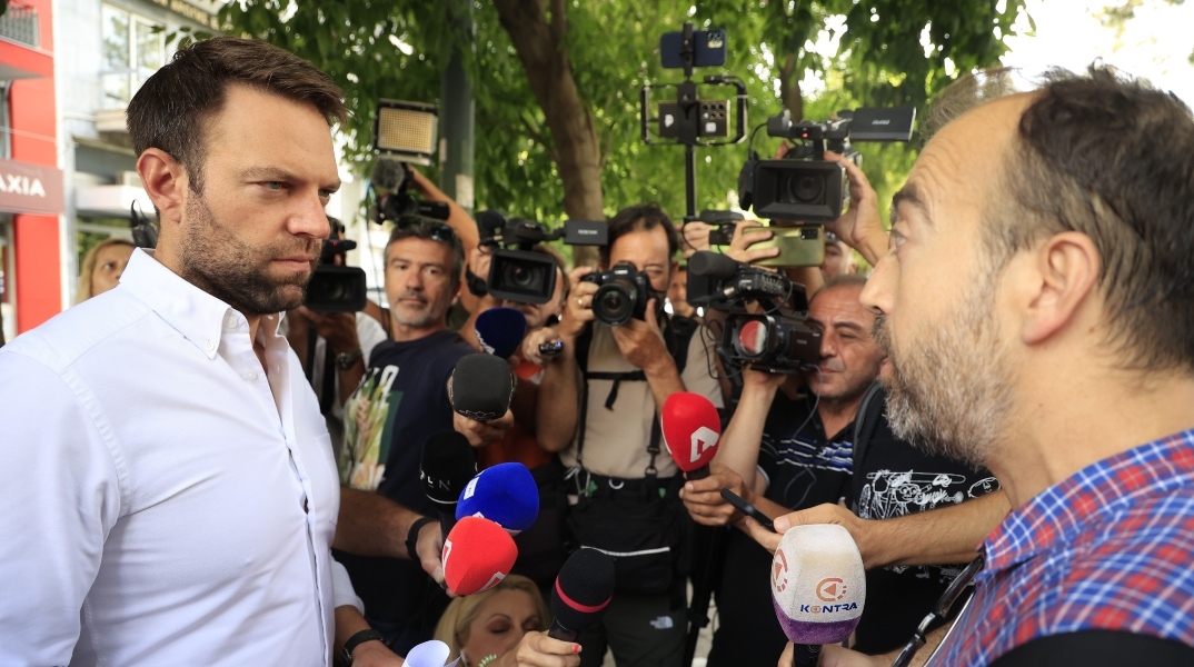 ο Στέφανος Κασσελάκης μιλαει με εργαζομένους της εφημερίδας «Αυγής» 