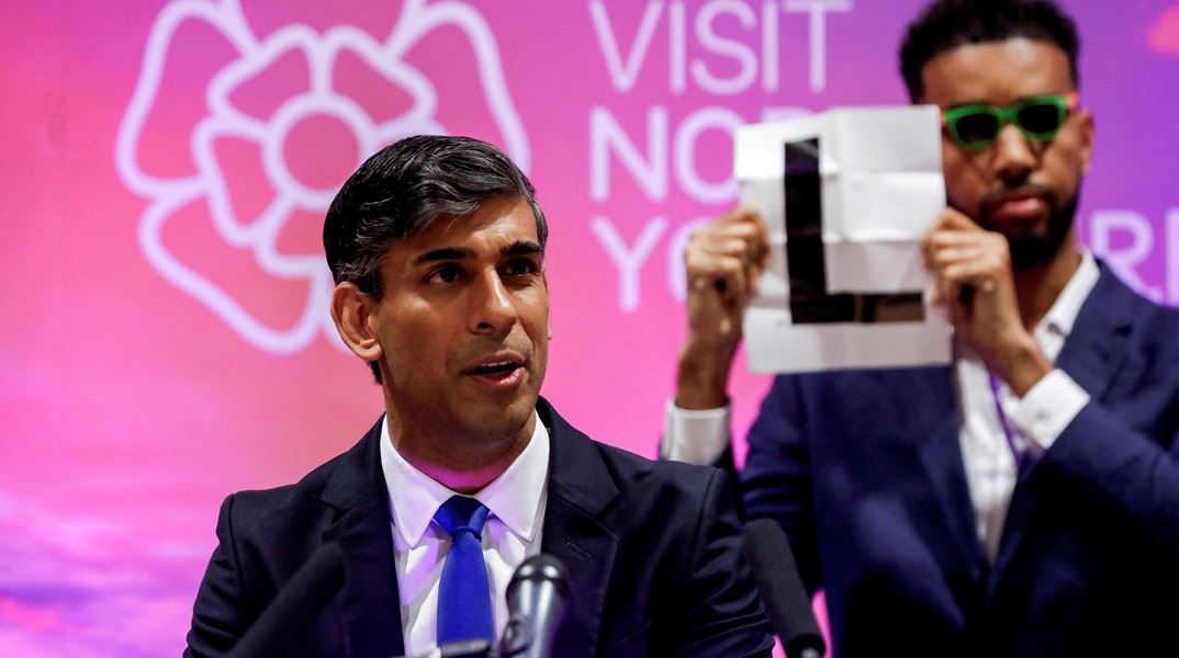 O Youtuber Niko Omilana τρόλαρε τον Ρίσι Σούνακ μετά την πανωλεθρία στις Βρετανικές εκλογές