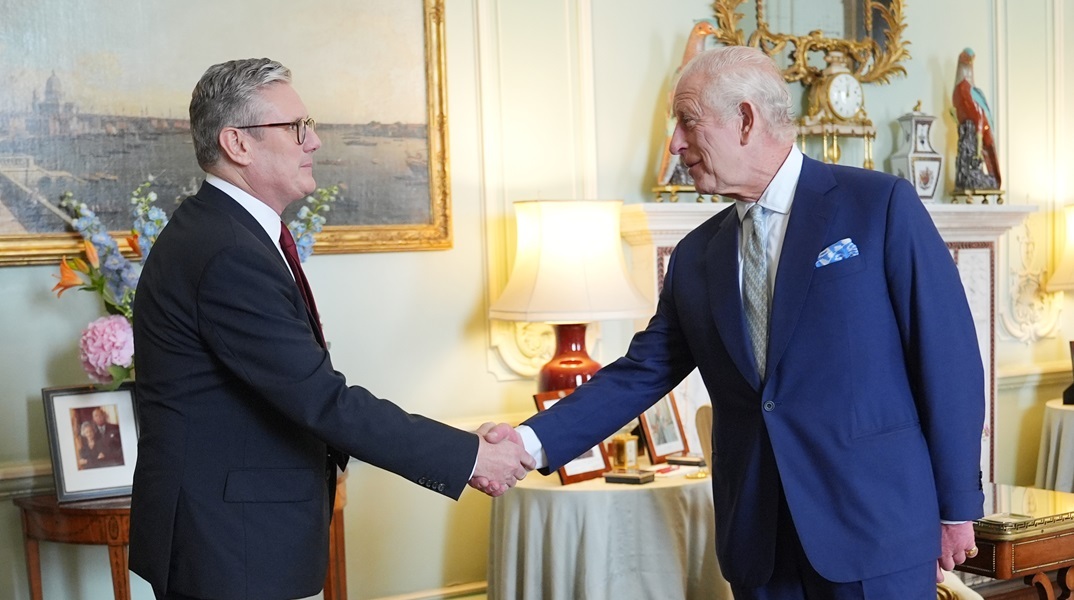 Ο Κιρ Στάρμερ παρέλαβε την εντολή σχηματισμού κυβέρνησης από τον βασιλιά Κάρολο