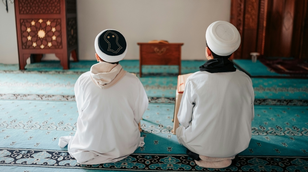 2 παιδια καθονατι στο πατωμα