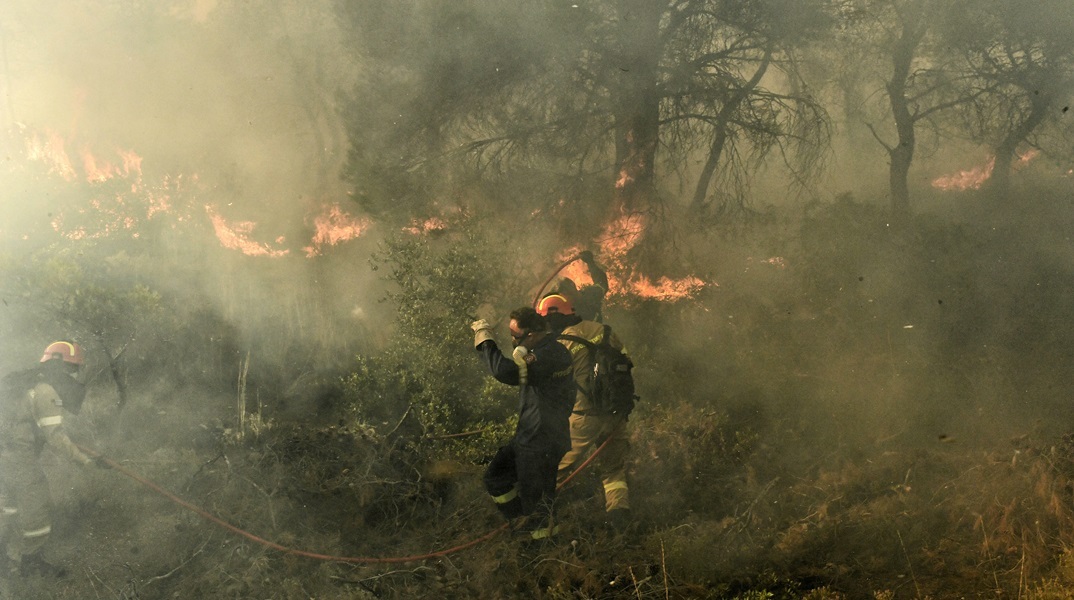 Μεγάλη φωτιά στη Λέσβο - Επιχειρούν εννιά αεροσκάφη και ένα ελικόπτερο