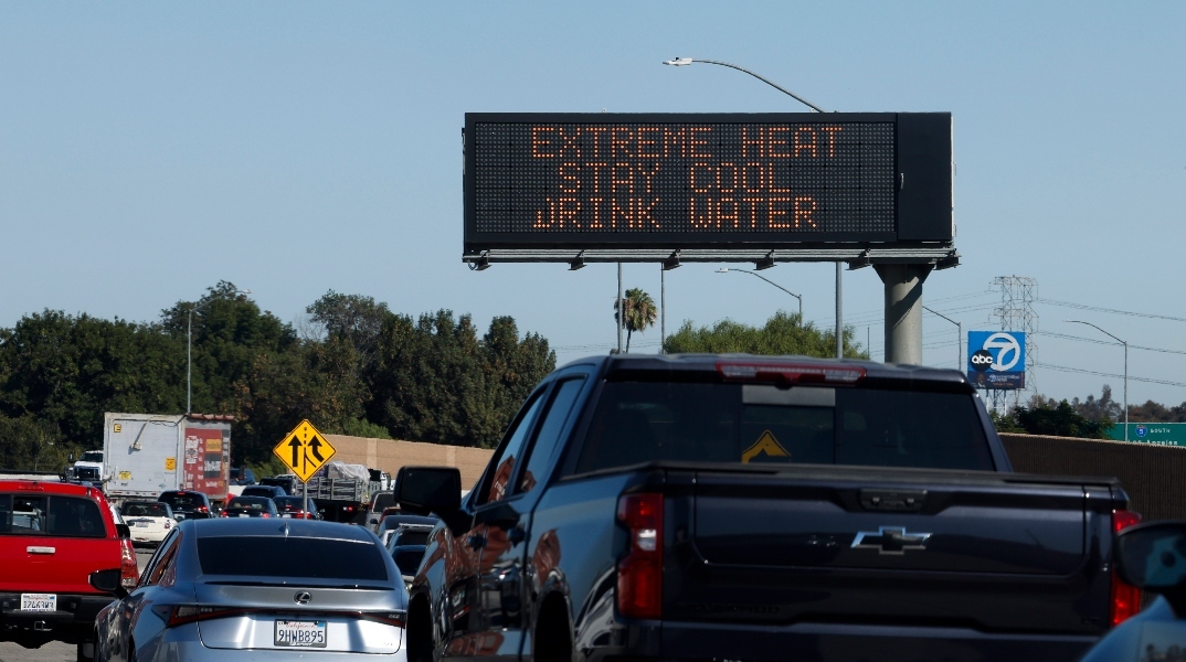 αυτοκινητα, δρομος, φωτεινη επιγραφη