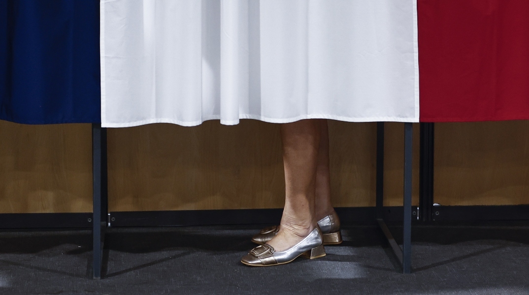 ζευγαρι ποδια πισω απο πρεοεκλογικο παραβαν