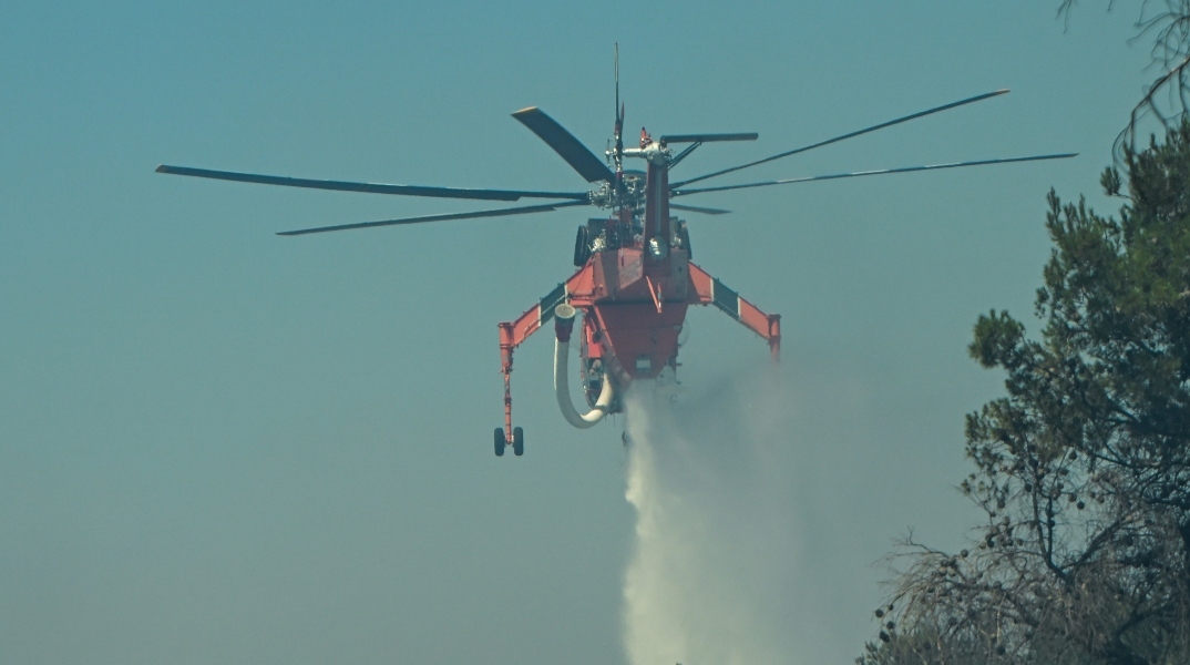 πυροσβεστικο ελικοπτερο, νερο, καπνοι