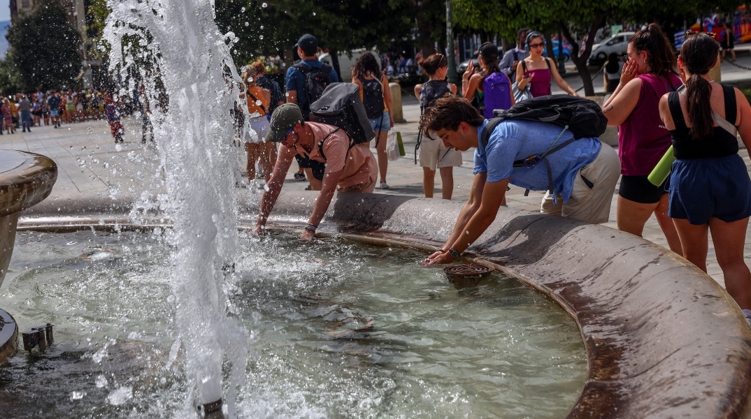 συντριβανι, περαστικοι, πλατεια