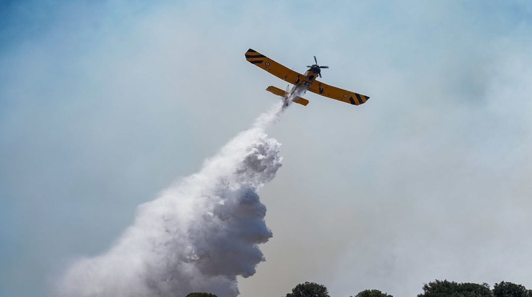 πυροσβεστικο αεροπλανο ριχνει νερο