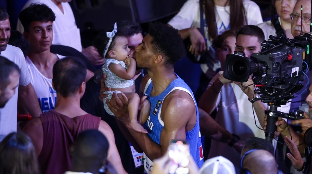 Γιάννης Αντετοκούνμπο: Τα δάκρυα συγκίνησης μετά από τη σπουδαία πρόκριση στους Ολυμπιακούς Αγώνες