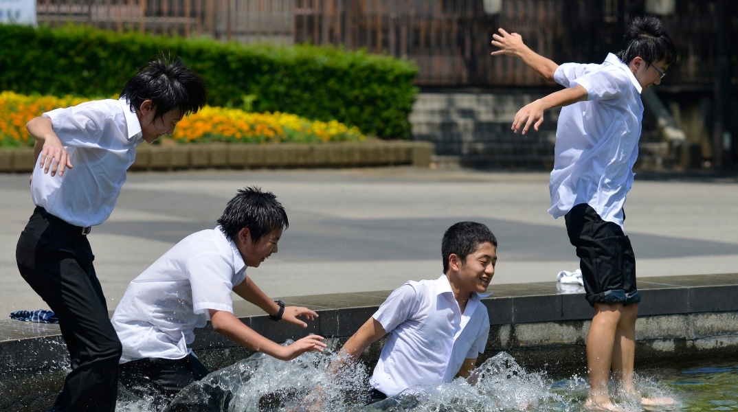 γιαπωνεζοι βουτουν σε συντριβανι
