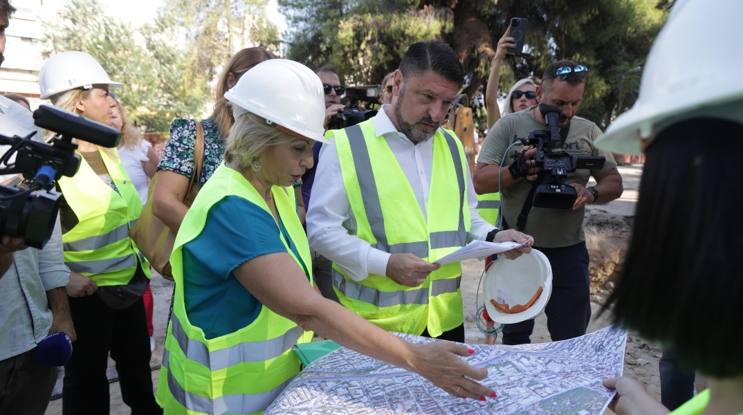 ανδρας και γυναικα εξεταζουν χαρτη
