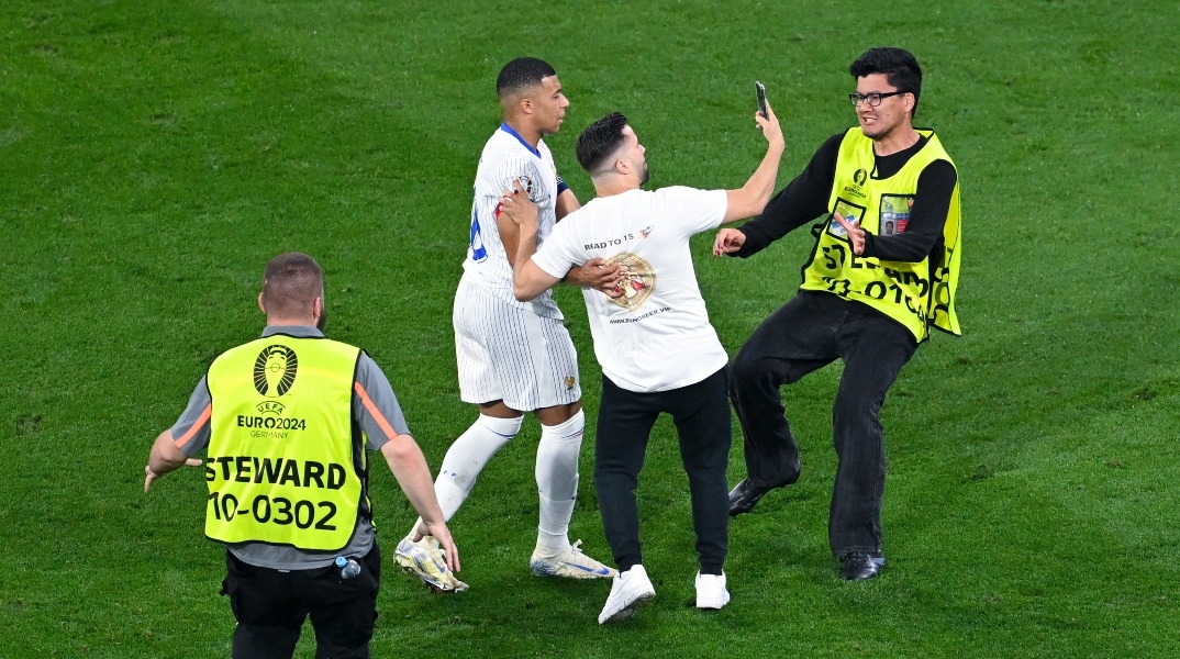 ποδοσφαιριστης, security, εισβολεας, γηπεδο