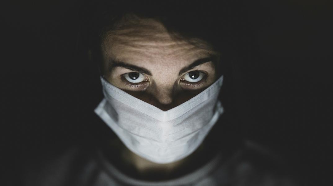 προσωπο φοραει μασκα