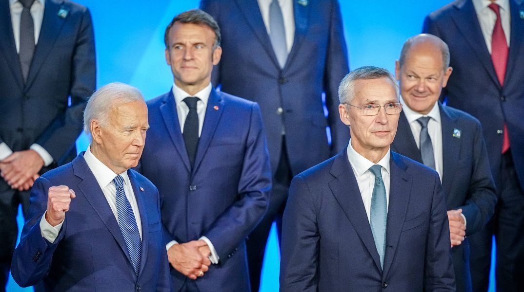 Στιγμιότυπο από την «οικογενειακή φωτογραφία» των ηγετών του ΝΑΤΟ. Απεικονίζονται οι Μπάιντεν, Μακρόν, Στόλτενμπεργκ και Σολτς