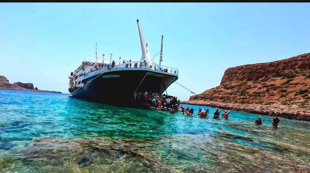 Επέστρεψε η εξέδρα στον Μπάλο μετά τον σάλο με τις εικόνες των τουριστών στο νερό