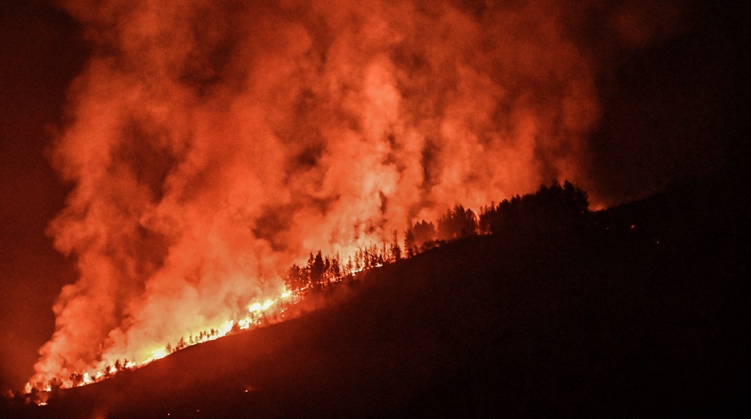 Φωτιά στην Κορινθία: Mάχη με διάσπαρτες εστίες δίνει η Πυροσβεστική