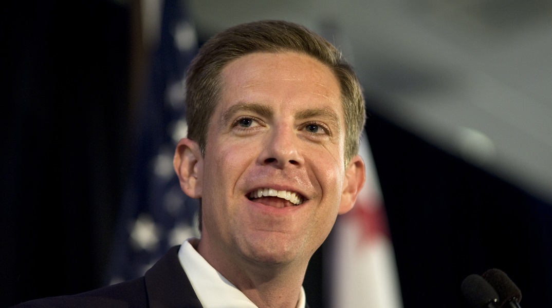 Ο Δημοκρατικός βουλευτής Μάικ Λέβιν καλεί τον πρόεδρο Μπάιντεν να αποσύρει την υποψηφιότητά του