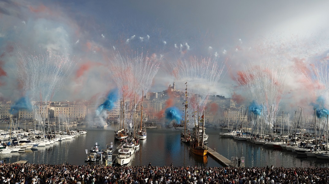 Ολυμπιακοί Αγώνες 2024: Η φαντασμαγορική γιορτή στην άφιξη της Ολυμπιακής Φλόγας στην Πόλη του Φωτός