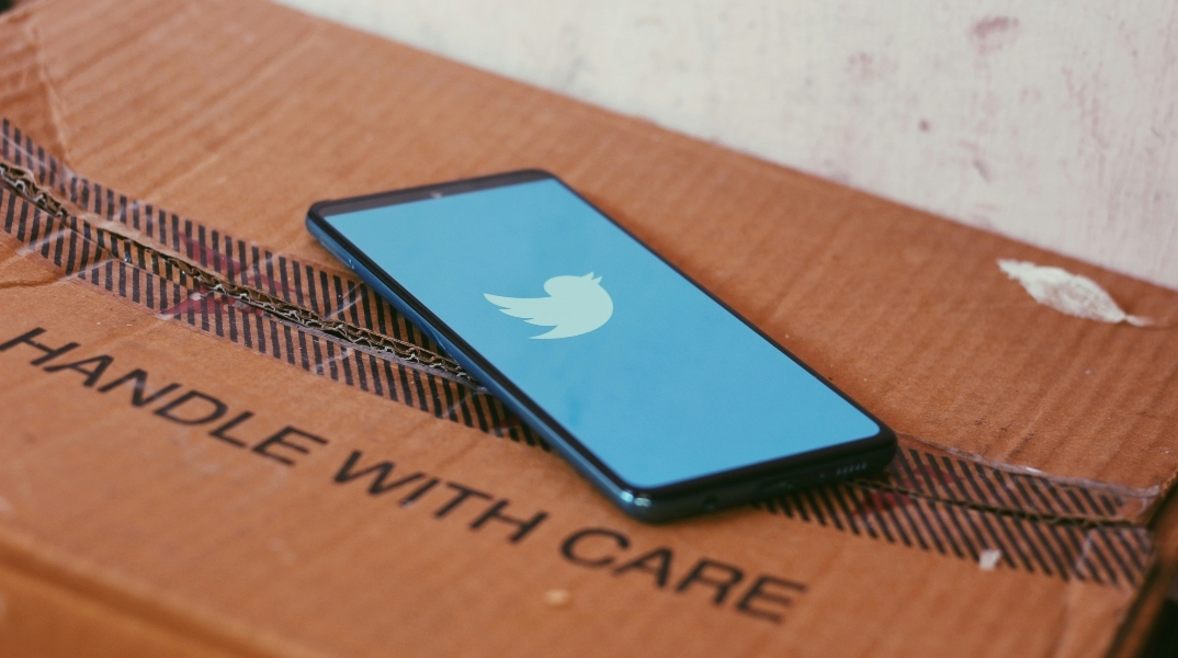 κινητο πανω σε χαρτοκουτο