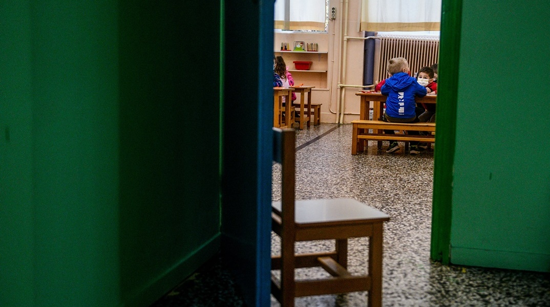 Μικροί μαθητές στο σχολείο τους