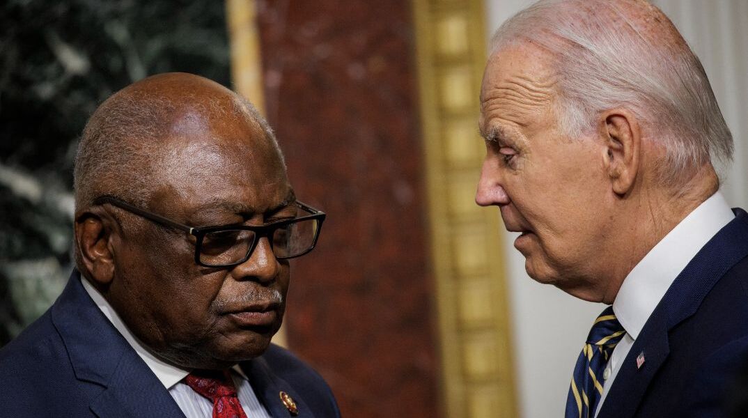 «Είμαι μαζί του όπου και αν πάει»: Ανάσα για τον Μπάιντεν η στήριξη του μαύρου ηγέτη Κλάιμπερν