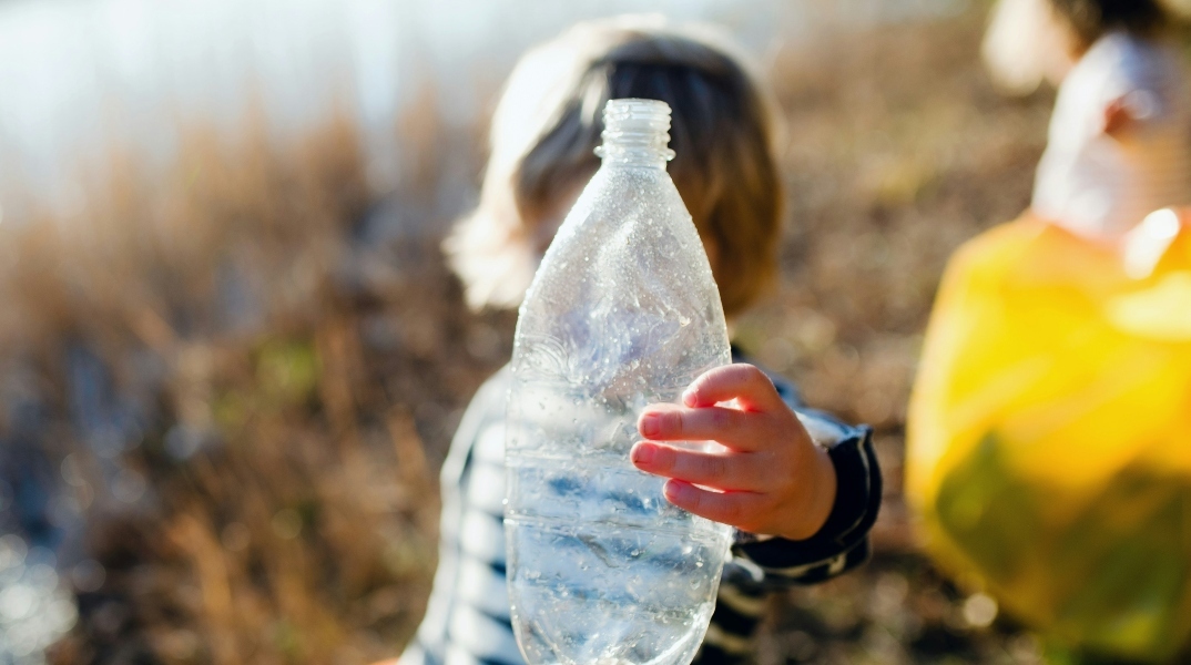παιδι κραταει πλαστικο μπουκαλι