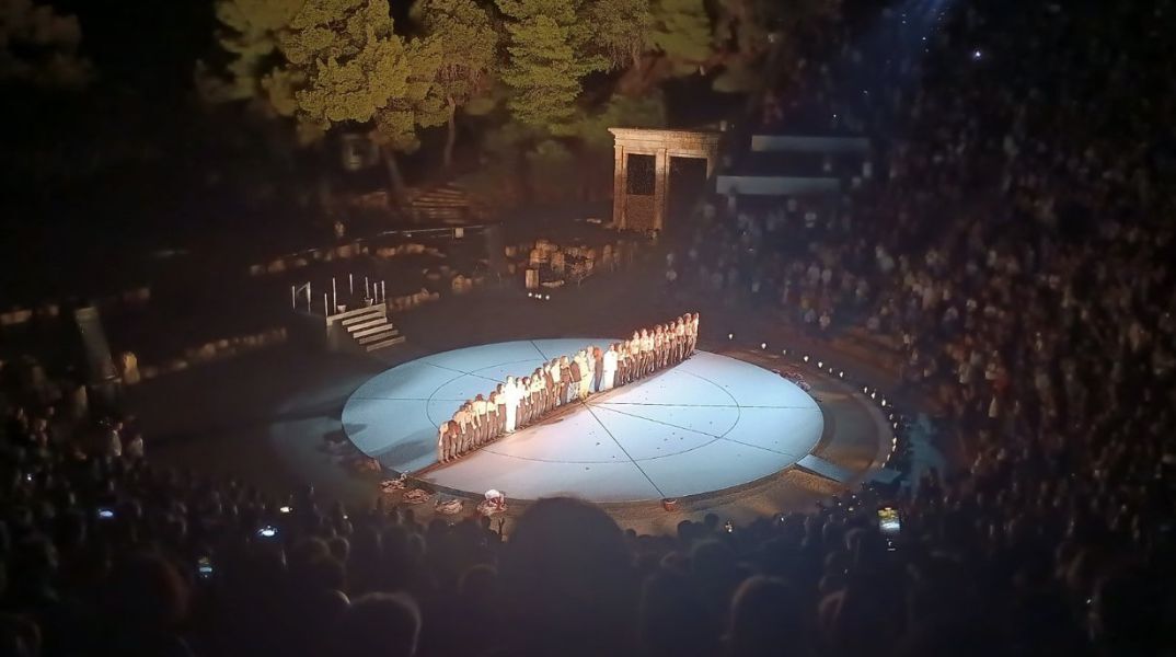 Όρθιοι οι θεατές χειροκρότησαν επί πολλά λεπτά τους συντελεστές της Ορέστειας στην Επιδαυρο 