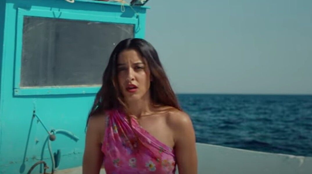 Μαρίνα Σάττι: Κυκλοφόρησε το βιντεοκλίπ του «Αχ Θάλασσα» - Το μήνυμα για τον πατέρα της και τους πρόσφυγες