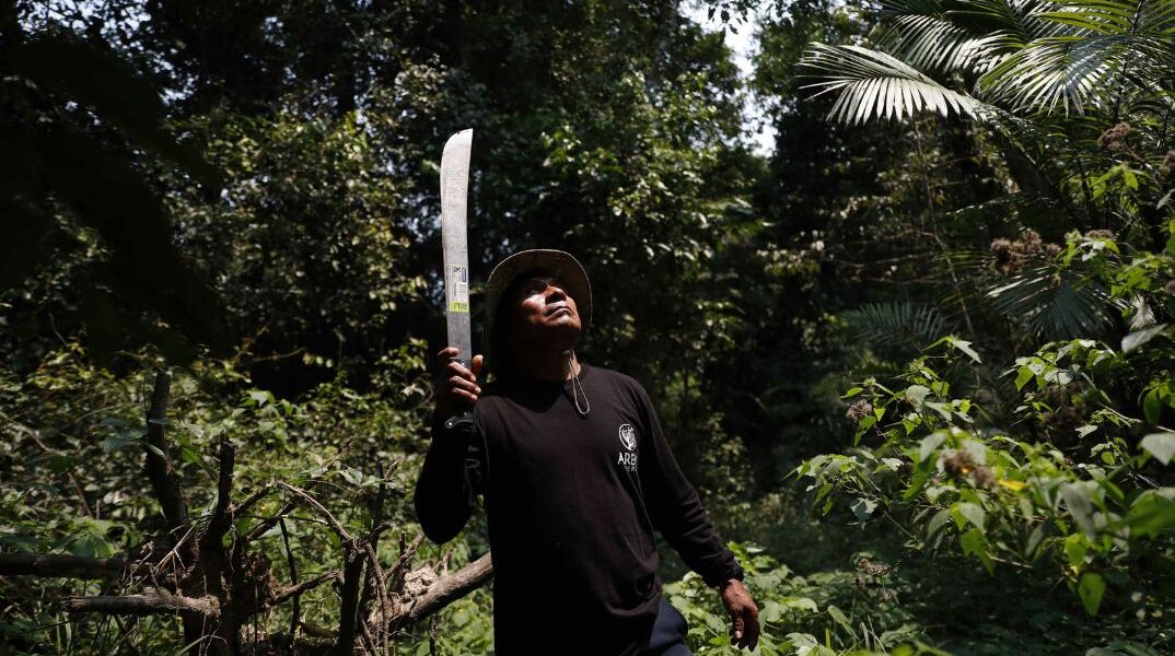 Σπάνιες εικόνες απομονωμένης φυλής ιθαγενών στο Περού 