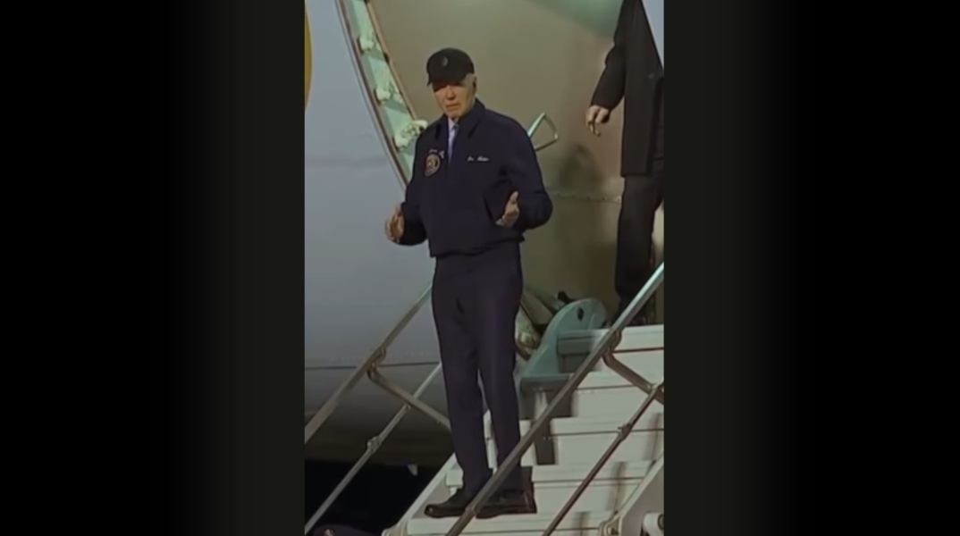 Ο Τζο Μπάιντεν κατεβαίνει με δυσκολία από το αεροπλάνο