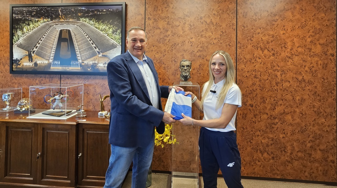 Ολυμπιακοί Αγώνες 2024: Η Αντιγόνη Ντρισμπιώτη παρέλαβε την ελληνική σημαία για την τελετή έναρξης