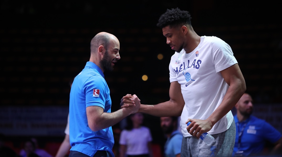 «Σπανούλης και Αντετοκούνμπο ενώνουν τις δυνάμεις τους για το Ολυμπιακό βάθρο» αναφέρει η FIBA
