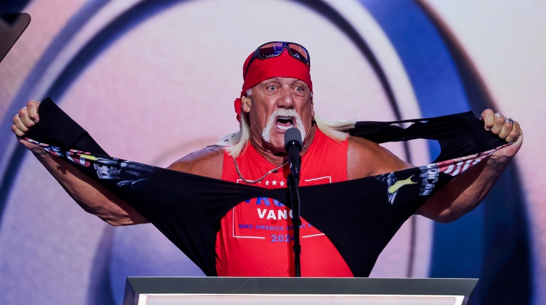 Ο Χαλκ Χόγκαν σκίζει τα ρούχα του