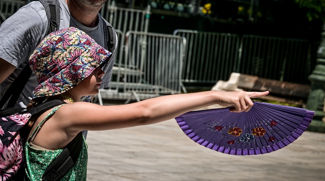 Καιρός: Επιμένει ο εξαντλητικός καύσωνας και το Σάββατο - Πότε ο υδράργυρος θα πάρει την κατιούσα