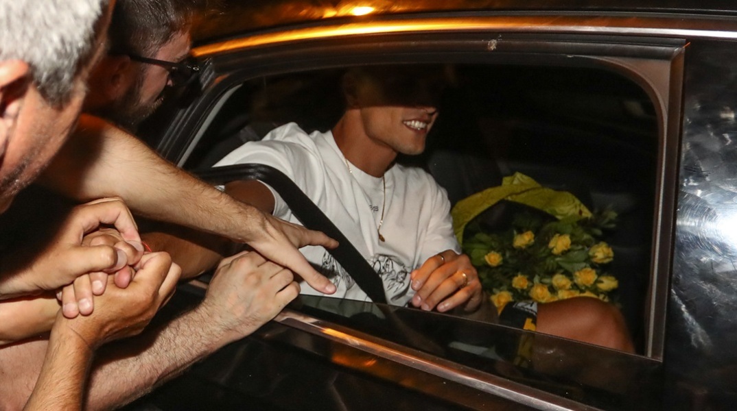 Ντελίριο ενθουσιασμού στο «Ελ. Βενιζέλος» για τον Έρικ Λαμέλα από φίλους της ΑΕΚ