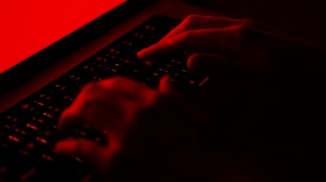 2 χερια, πληκτρολογιο