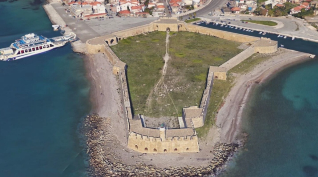 Άποψη του Κάστρου Αντιρρίου από ψηλά