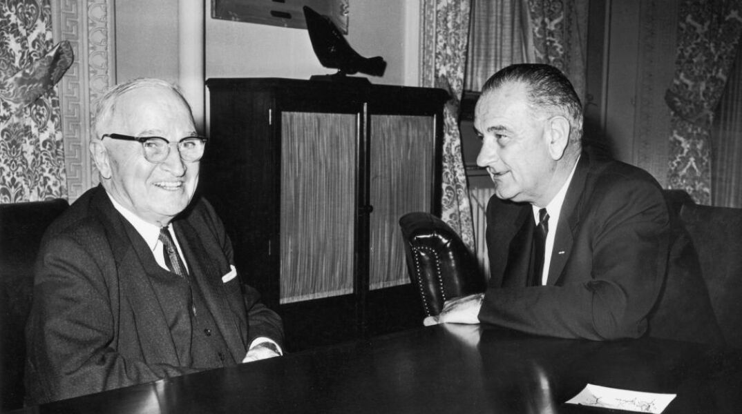 Mπάιντεν: Γιατί η αποχώρηση του δεν μοιάζει με των Τζόνσον και Τρούμαν;