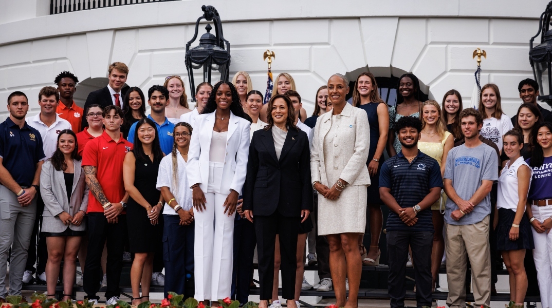 η Κάμαλα Χάρις αναμεσα σε πληθος κοσμου